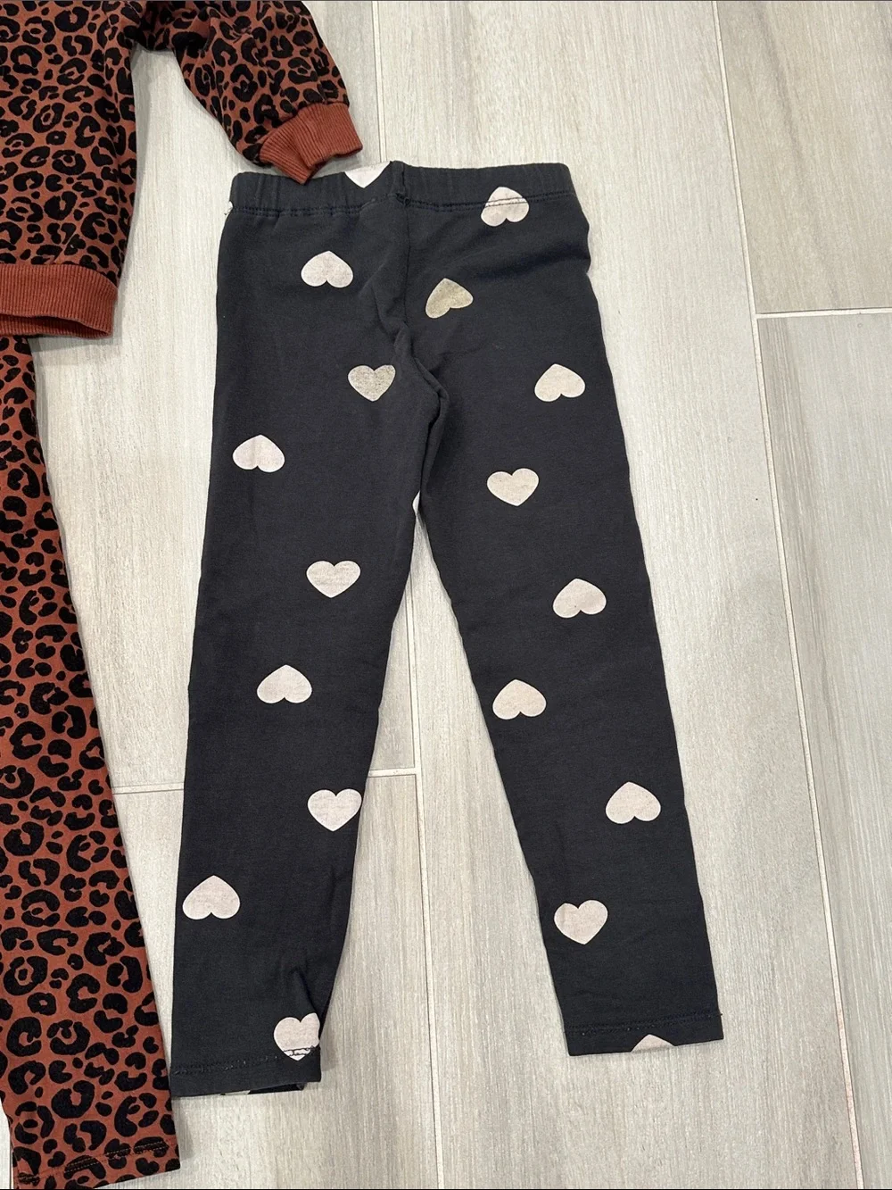 H&M 4T Leopard Print Leggings and Sweatshirt Matc Set with Gray Heart Leggings